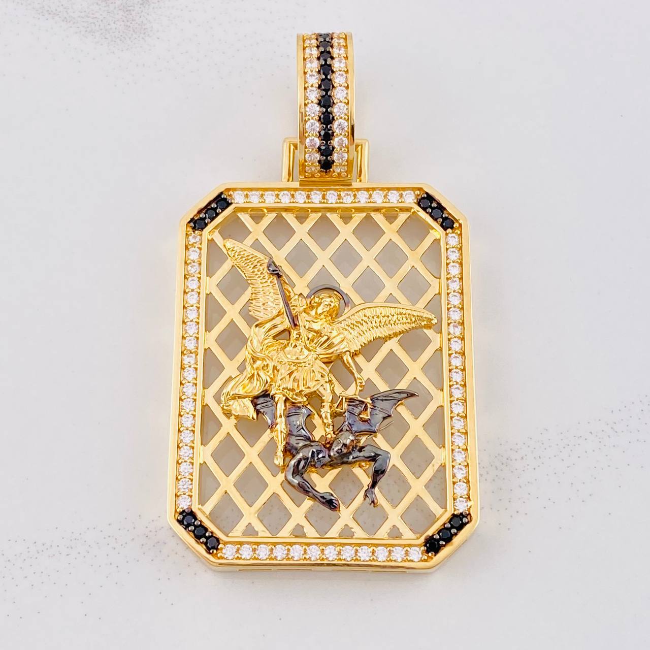 Dije Placa Malla San Miguel Arcangel 21.9g / 6cm Dos Oros Negro Amarillo 18K