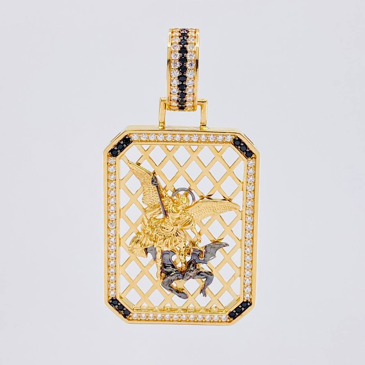 Dije Placa Malla San Miguel Arcangel 21.9g / 6cm Dos Oros Negro Amarillo 18K
