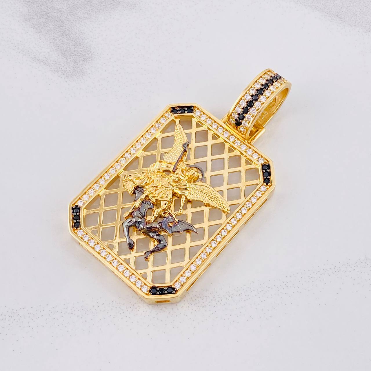 Dije Placa Malla San Miguel Arcangel 21.9g / 6cm Dos Oros Negro Amarillo 18K