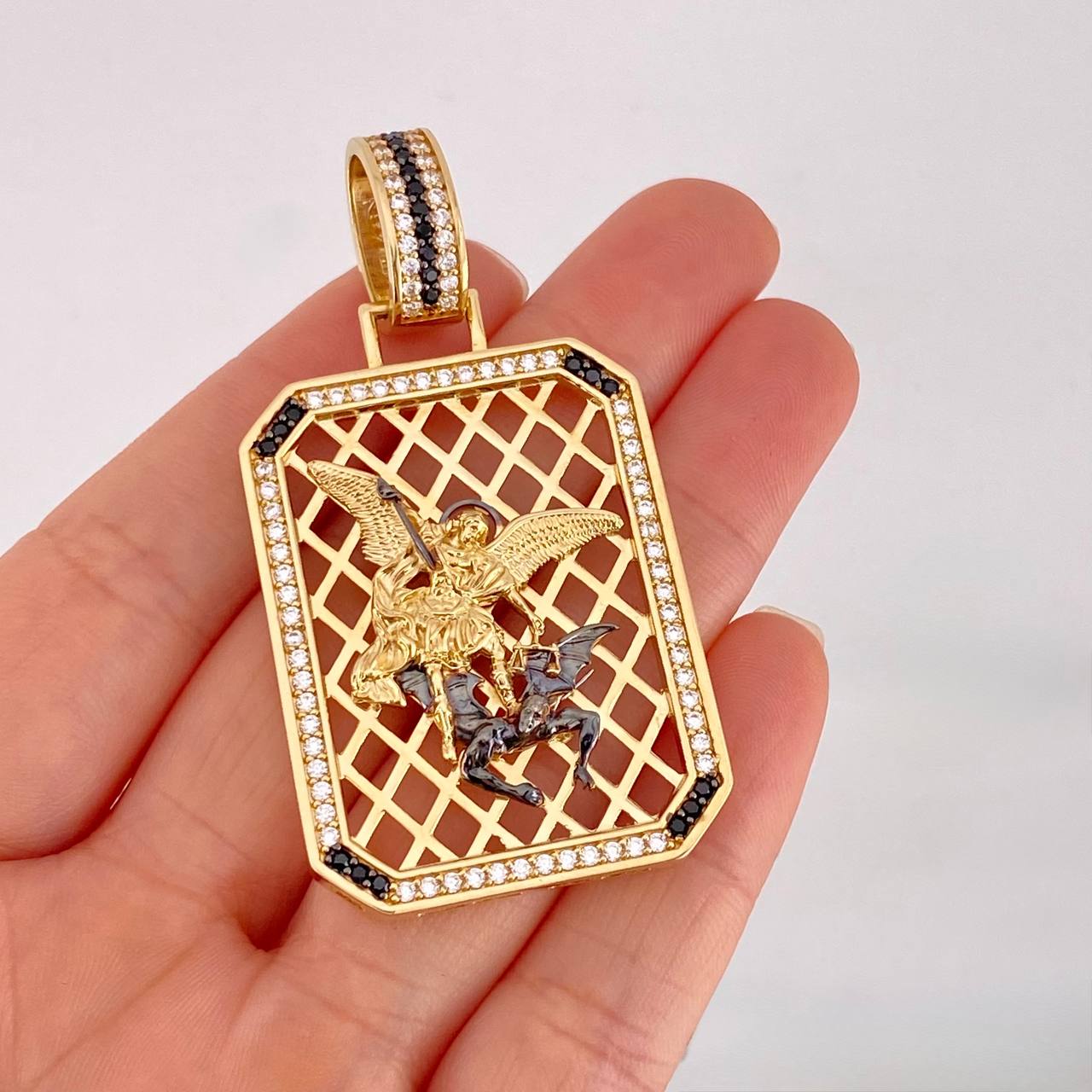 Dije Placa Malla San Miguel Arcangel 21.9g / 6cm Dos Oros Negro Amarillo 18K