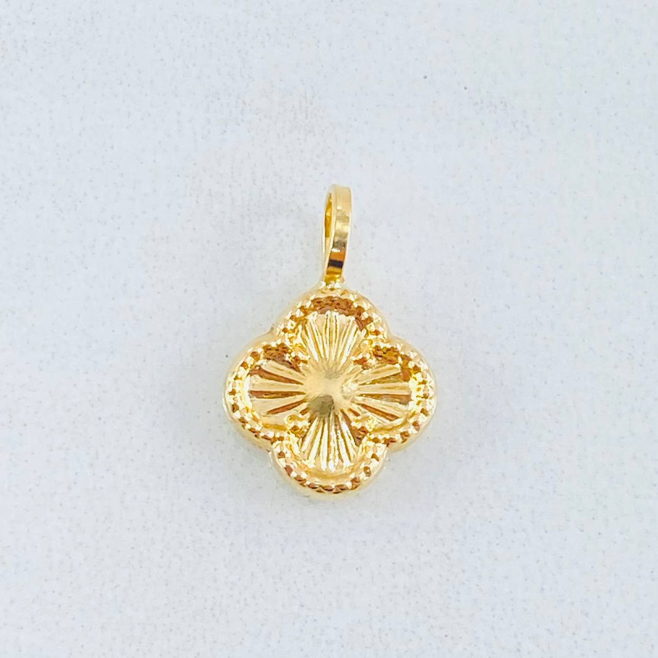 Dije Trebol Dorado 0.55gr / 1.3cm / Oro Amarillo 18K