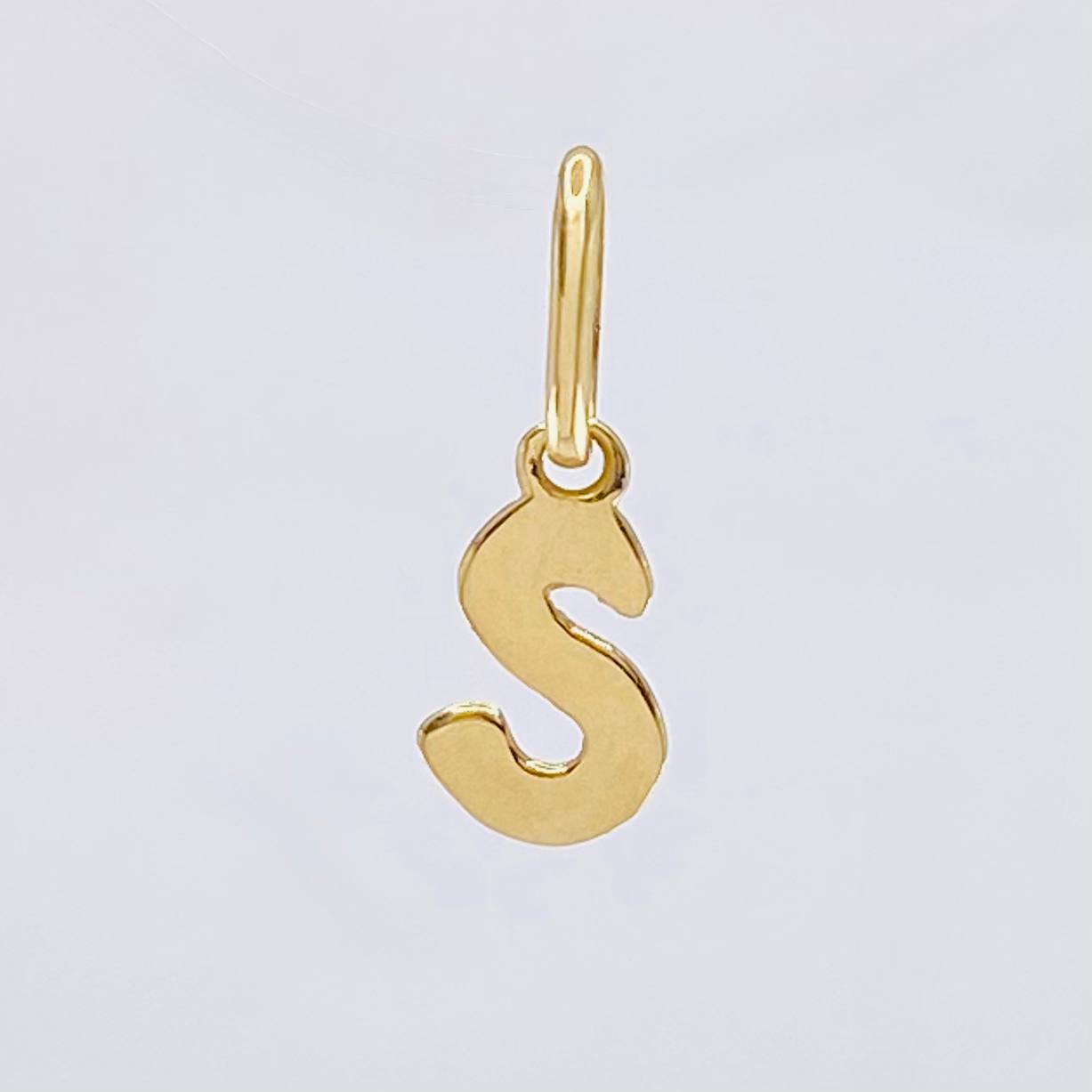 Dije Letra S Cursiva 0.35 g / 1.6 cm Oro Amarillo 18K