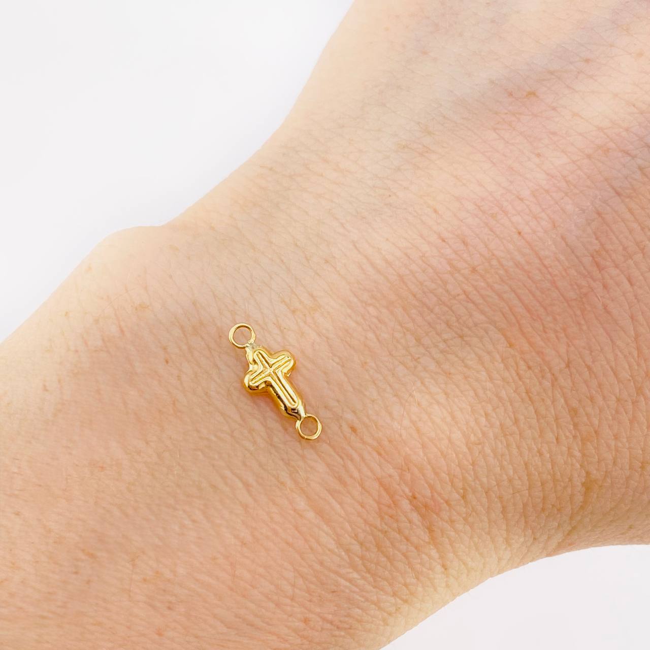 Herraje Cruz Latiin Rayada 0.25 g / 1.4 cm Oro Amarillo 18K