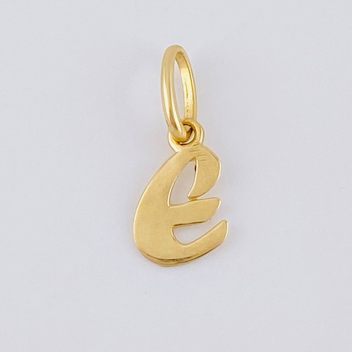 Dije Letra E Cursiva 0.35 g / 1.7 cm Oro Amarillo 18K