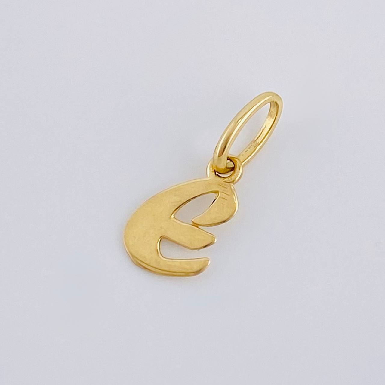 Dije Letra E Cursiva 0.35 g / 1.7 cm Oro Amarillo 18K