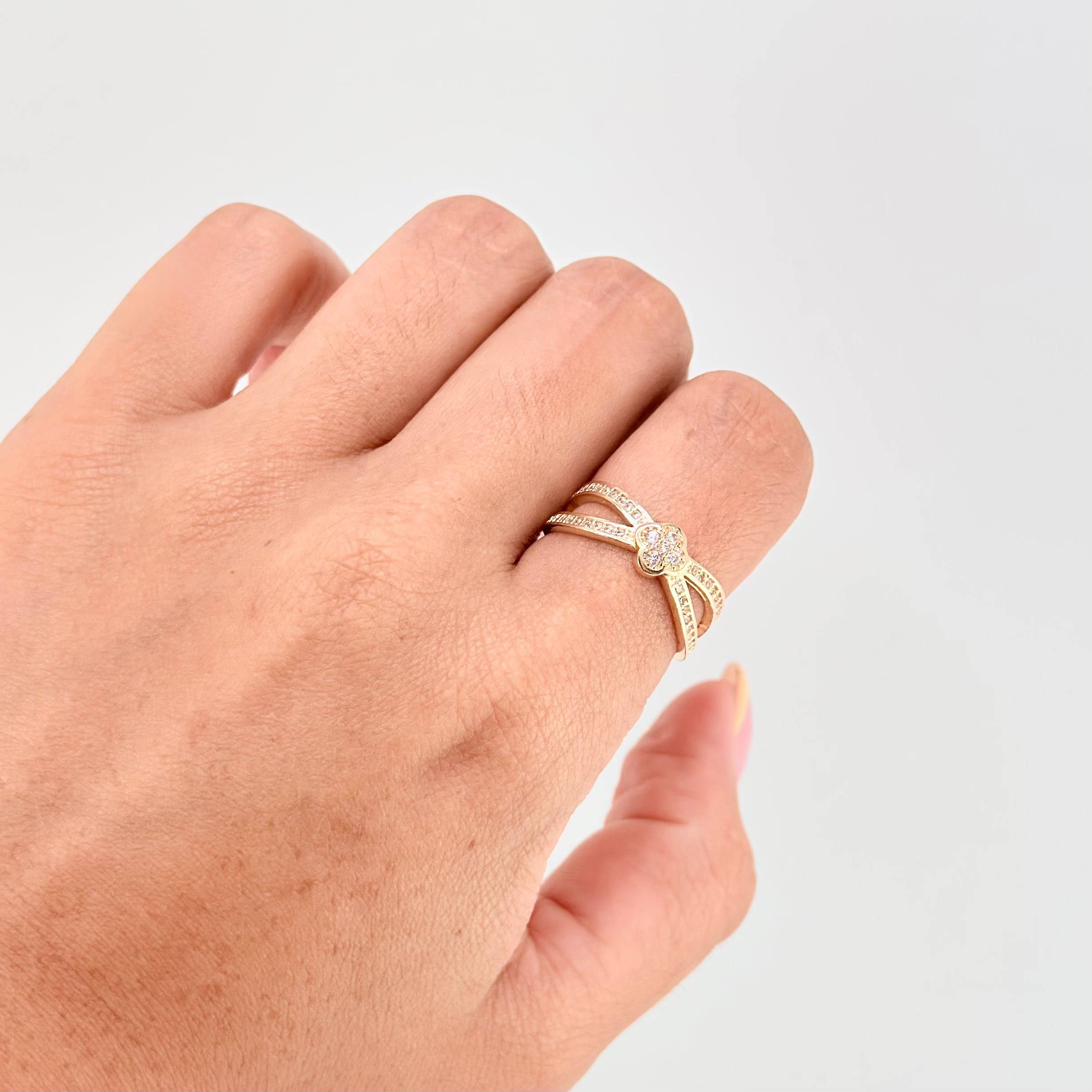 Anillo Trebol Liston Infinito 2.95 g / T7 1/4 Oro Amarillo 18K