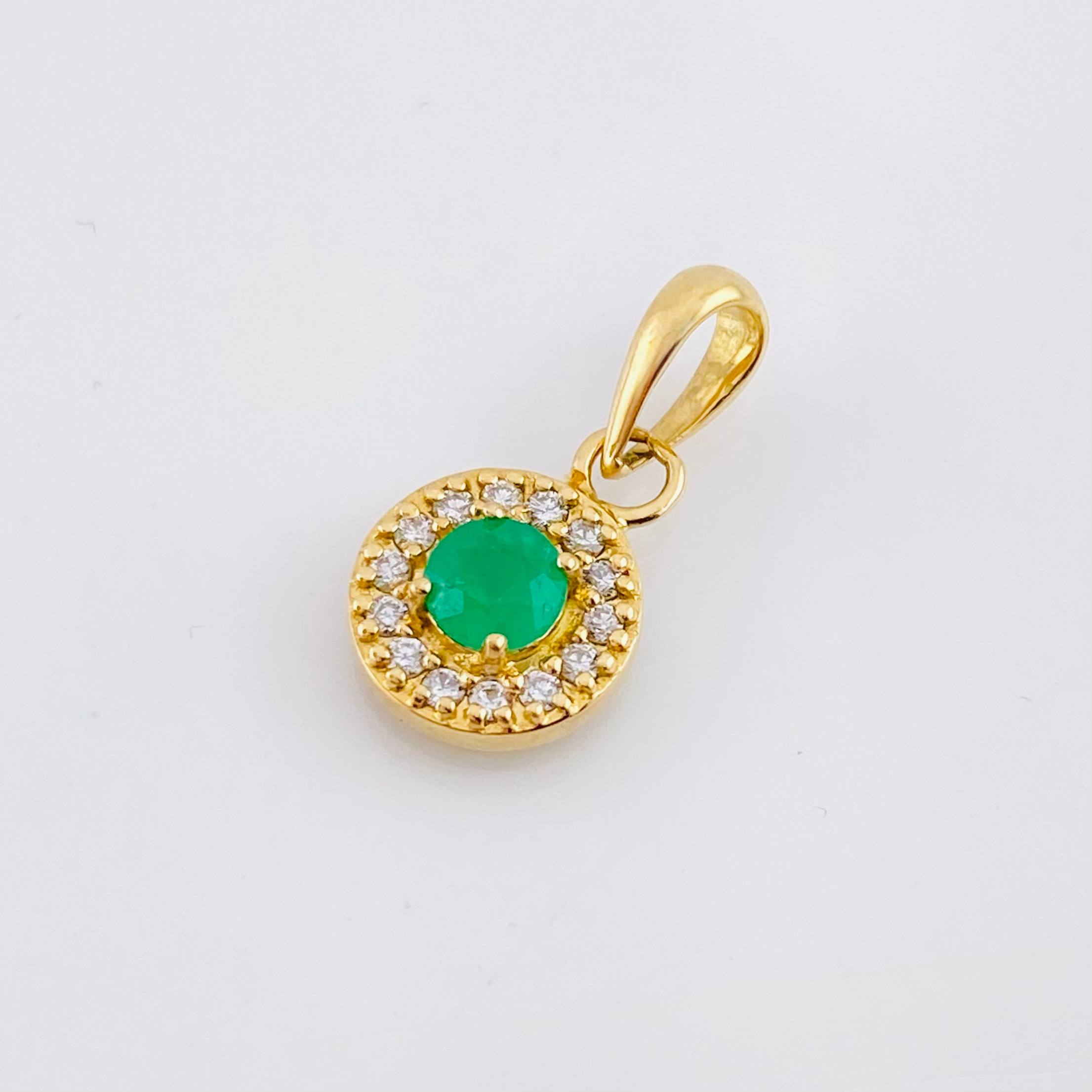 Set Circular Topos + Dije Diamantes 37pts Esmeraldas 84pts 4.2gr / 1.5cm / 8mm Oro Amarillo 18K