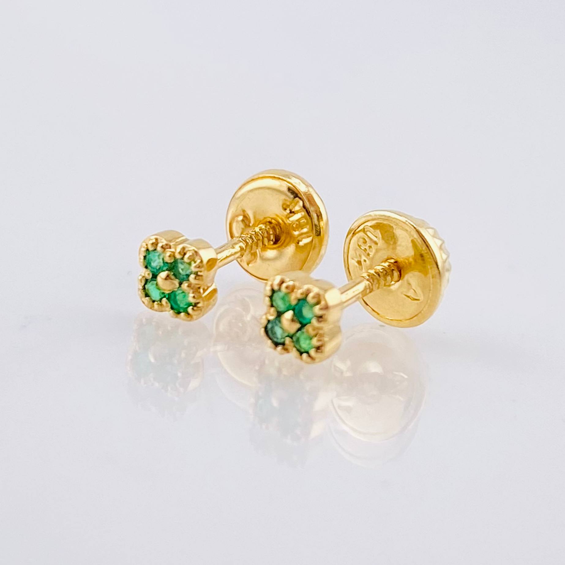 Topos Trebol Esmeraldas 6pts 0.8gr / 3.6mm Oro Amarillo 18K