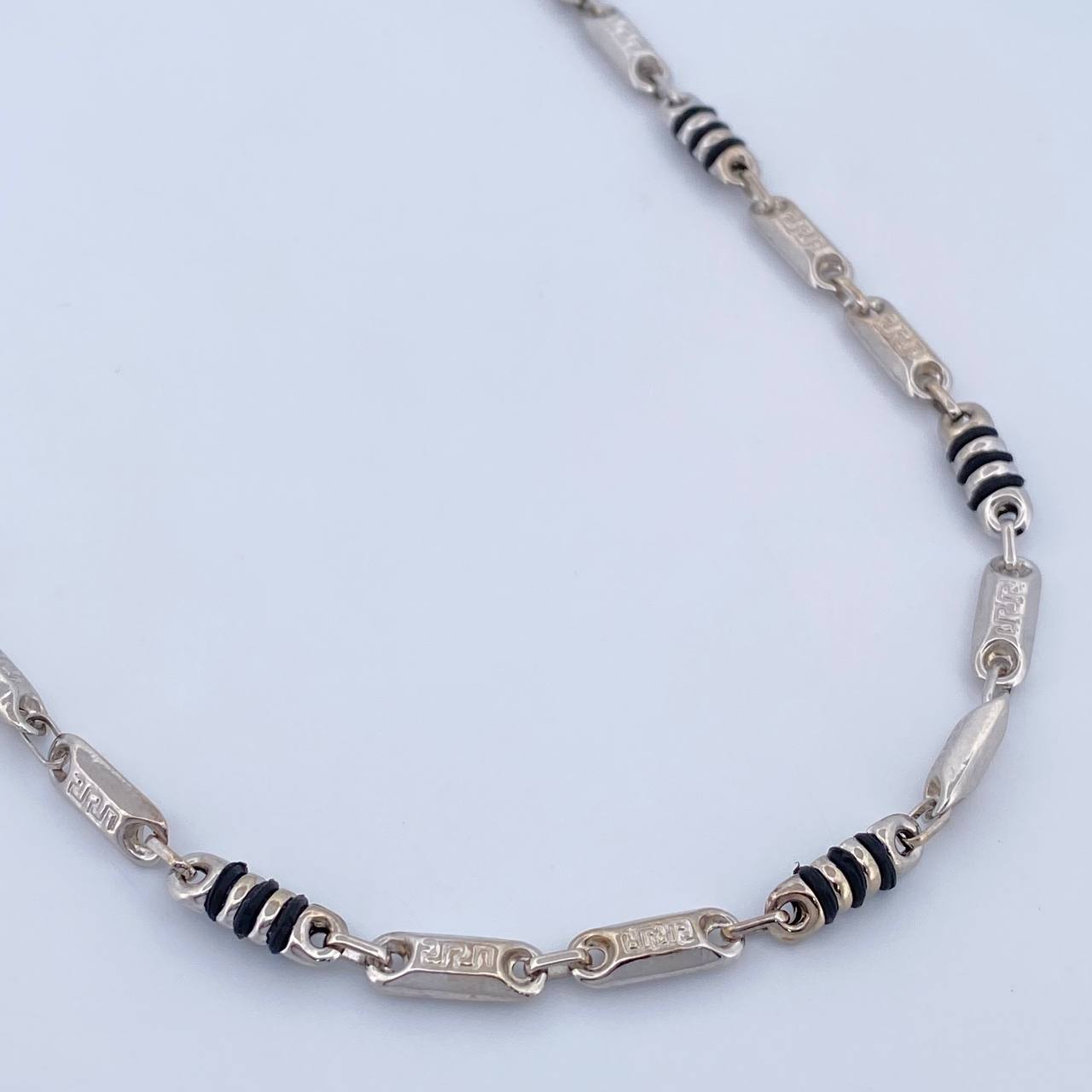Cadena Rustica Tribal 13.65gr / 60.5cm / 4mm Barril Cauchos Negros Oro Blanco 18K $