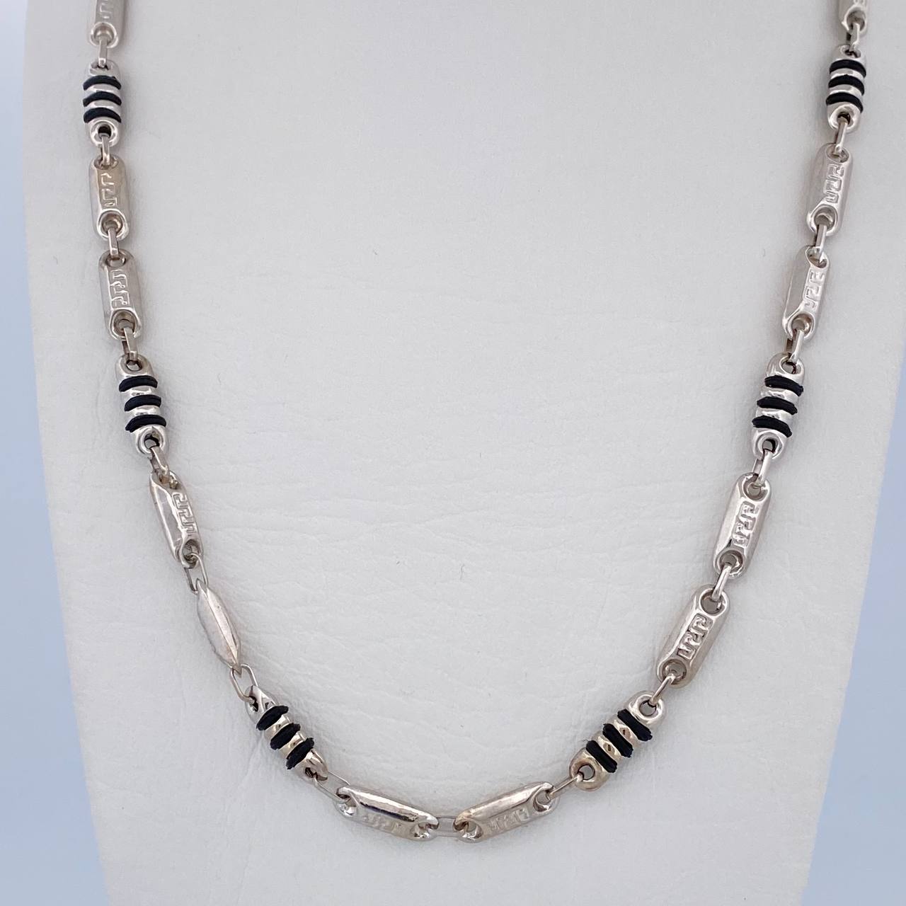 Cadena Rustica Tribal 13.65gr / 60.5cm / 4mm Barril Cauchos Negros Oro Blanco 18K $