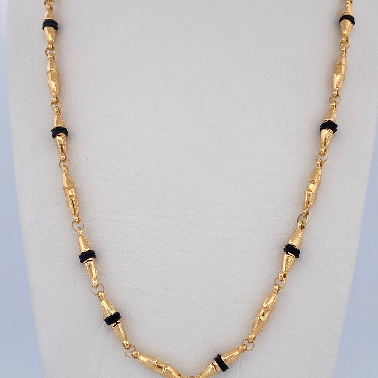 Cadena Rustica Dubai 12.3gr / 61.7cm / 3.9mm Cauchos Negros Oro Amarillo 18K $