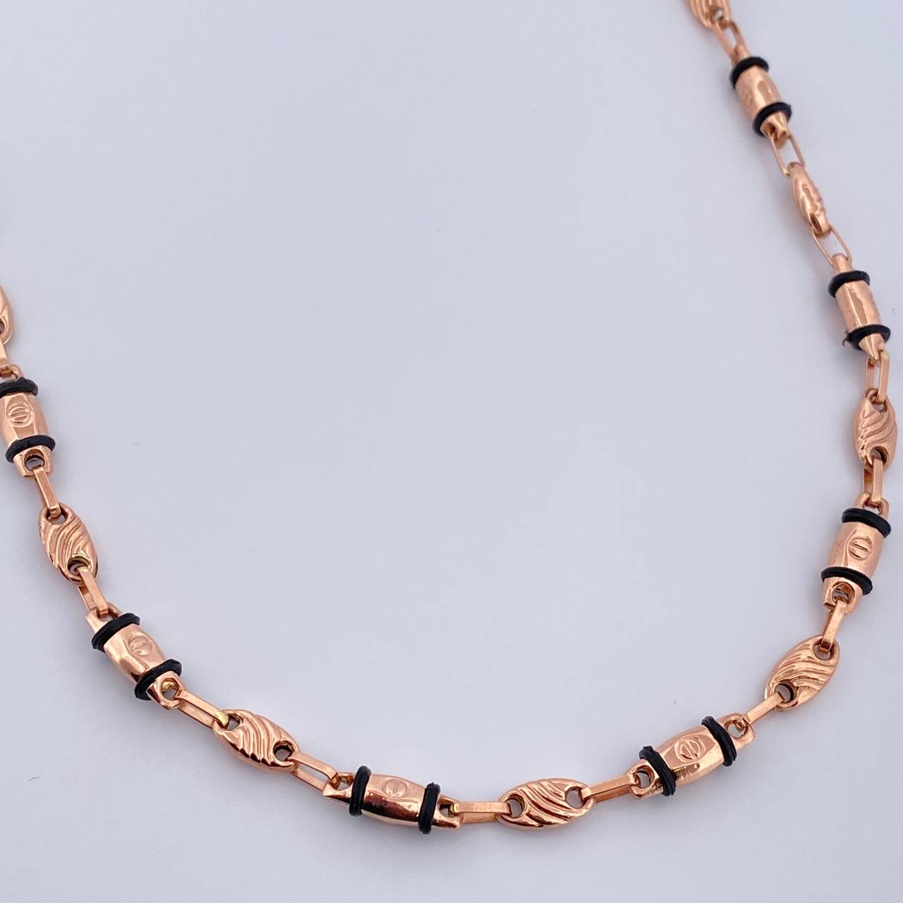 Cadena Rustica Tornillo 10gr / 60.8cm / 3.6mm Cauchos Negros Oro Rosa 18K $
