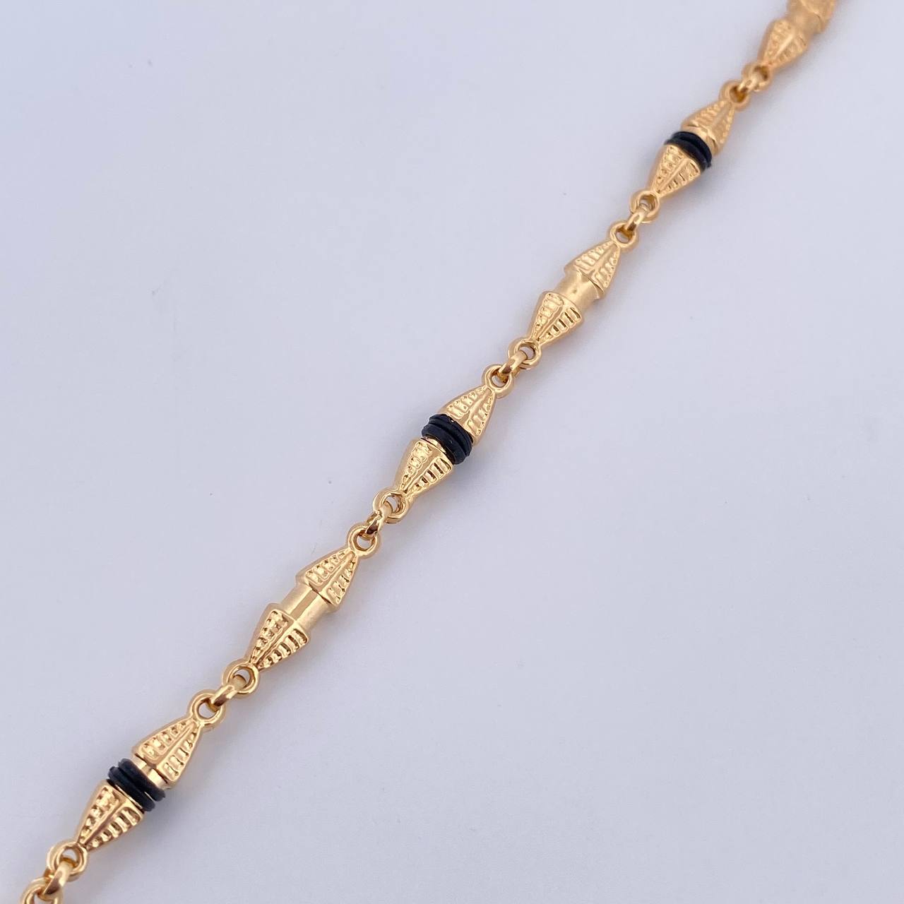 Pulso Rustico Duabi 4.7gr / 21.1cm / 4mm Cauchos Negros Oro Amarillo 18K $