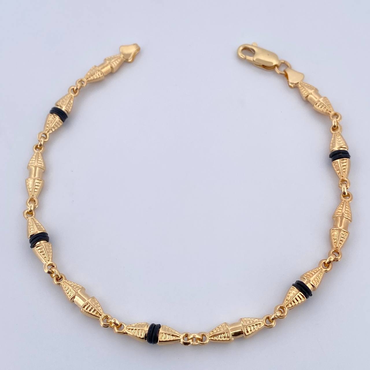 Pulso Rustico Duabi 4.7gr / 21.1cm / 4mm Cauchos Negros Oro Amarillo 18K $