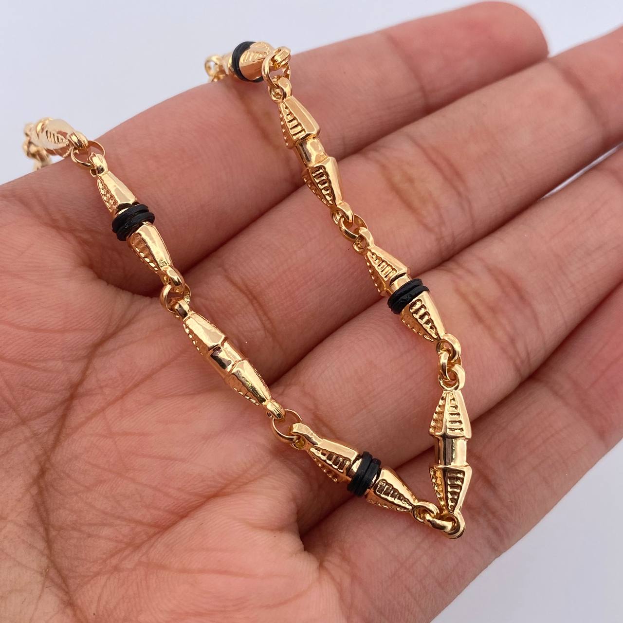 Pulso Rustico Duabi 4.7gr / 21.1cm / 4mm Cauchos Negros Oro Amarillo 18K $