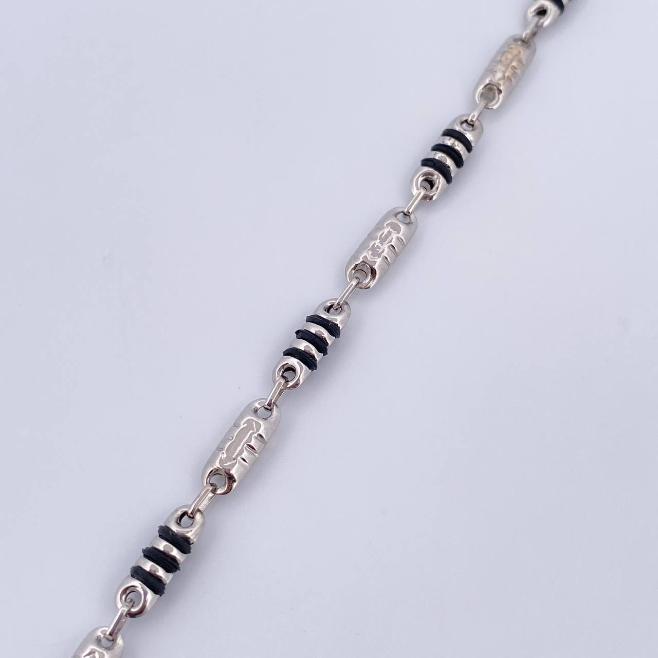 Pulso Rustico Flechas 5gr / 20.3cm / 4.1mm Cauchos Negros Oro Blanco 18K $