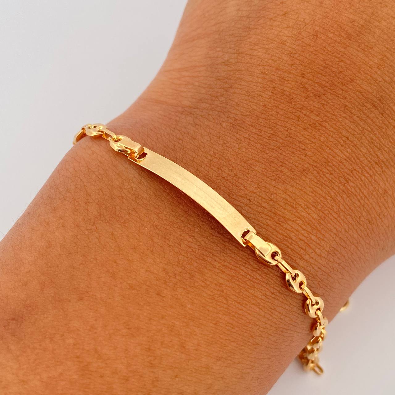 Pulso Bebé GC 1.8gr / 14.7cm / 3.1mm Placa Rectangular Curva Oro Amarillo 18K &