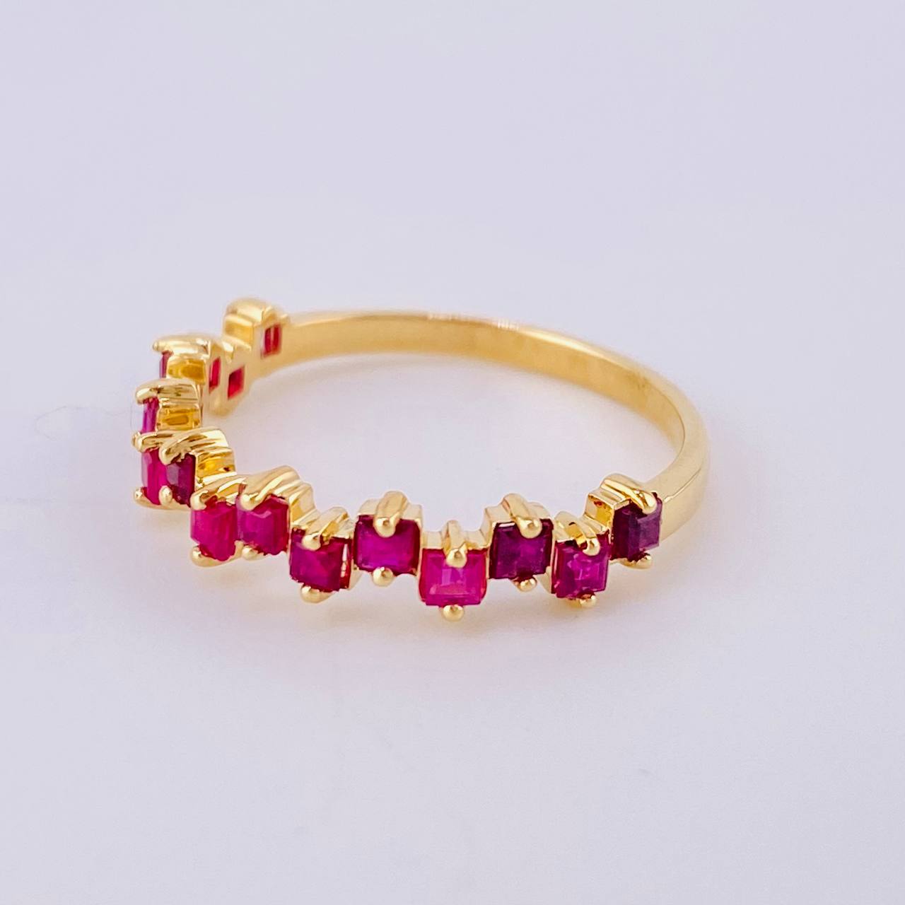 Anillo Zafiros Fucsias 81pts 1.8gr / T6 1/4 / Oro Amarillo 18K