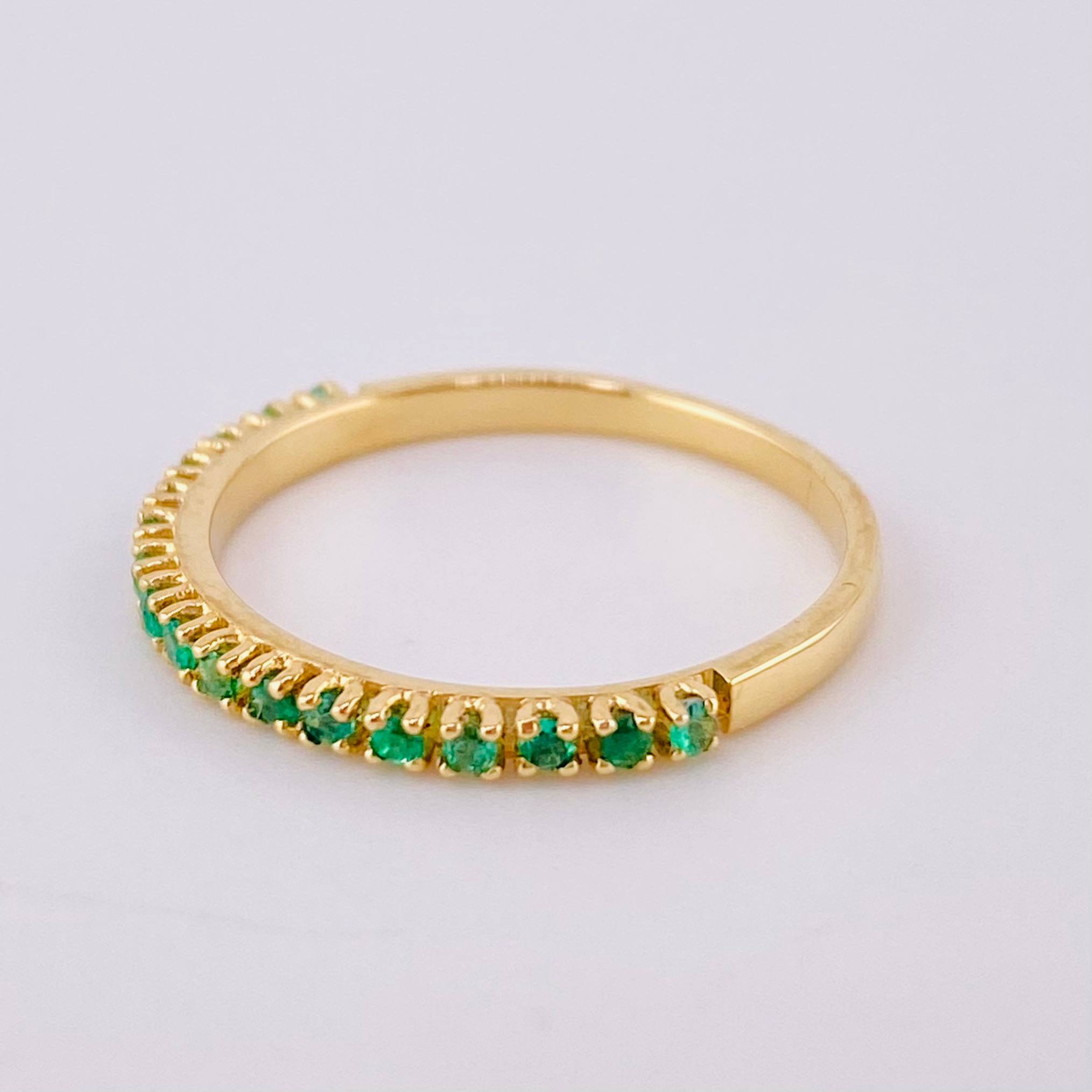 Anillo Carril Esmeraldas 19pts 1.55gr / T6 / Oro Amarillo 18K