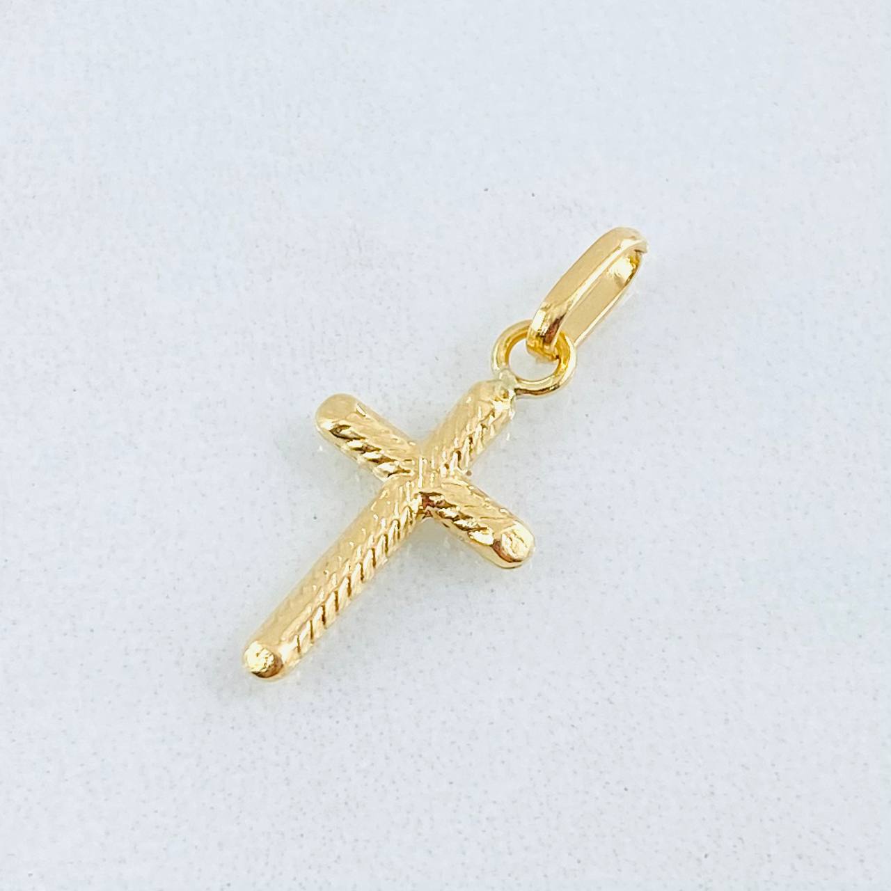 Dije Cruz 0.6gr / 2.3cm / Oro Amarillo 18K ©