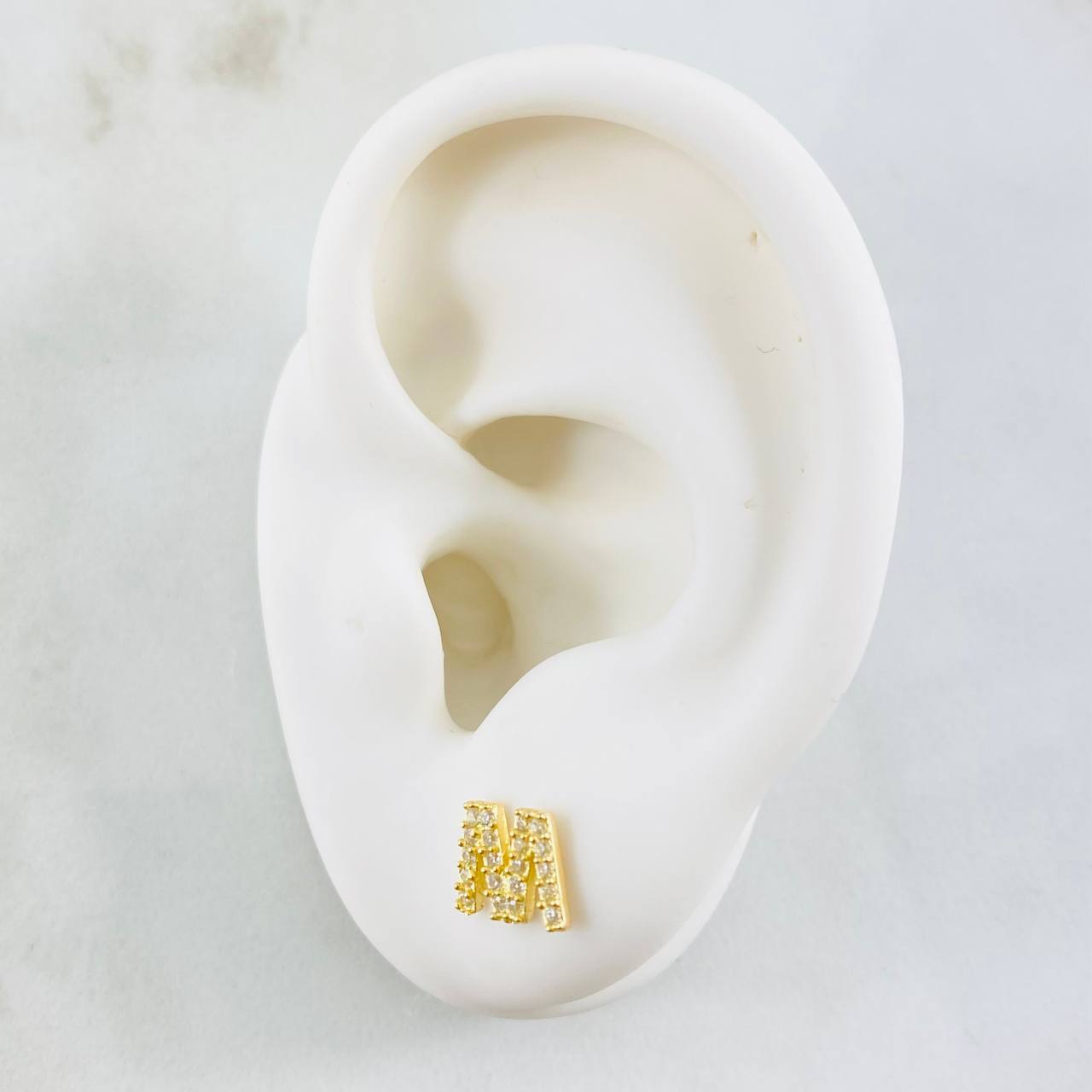 Topos Letra M 1.3gr / Oro Amarillo 18K *