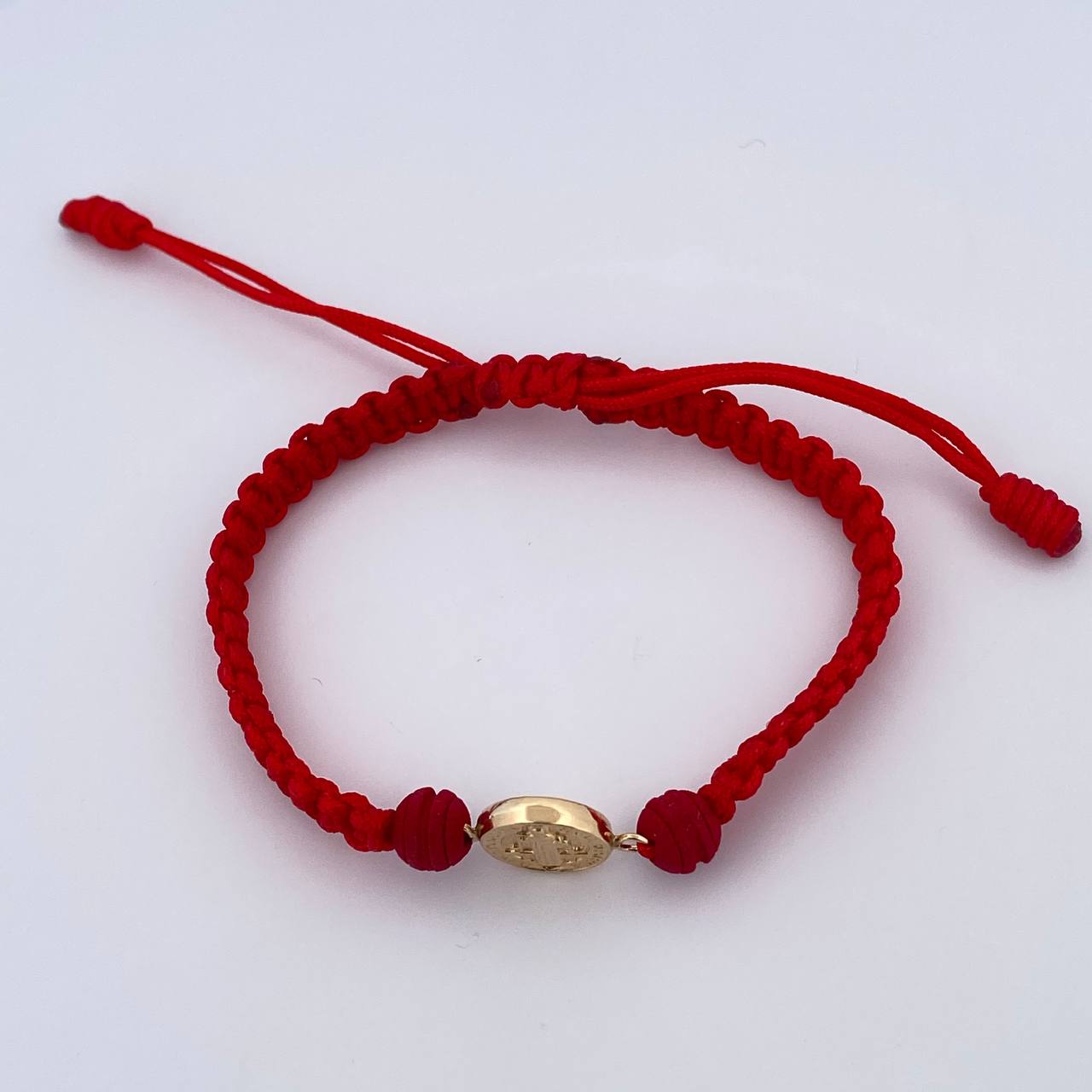 Pulsera Tejida Roja San Benito 0.7gr / Oro Amarillo 18K $