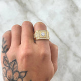 Anillo Sello Cuadrado Basteado 6.5gr / T9 1/4 / Circones Blancos Oro Amarillo 18K