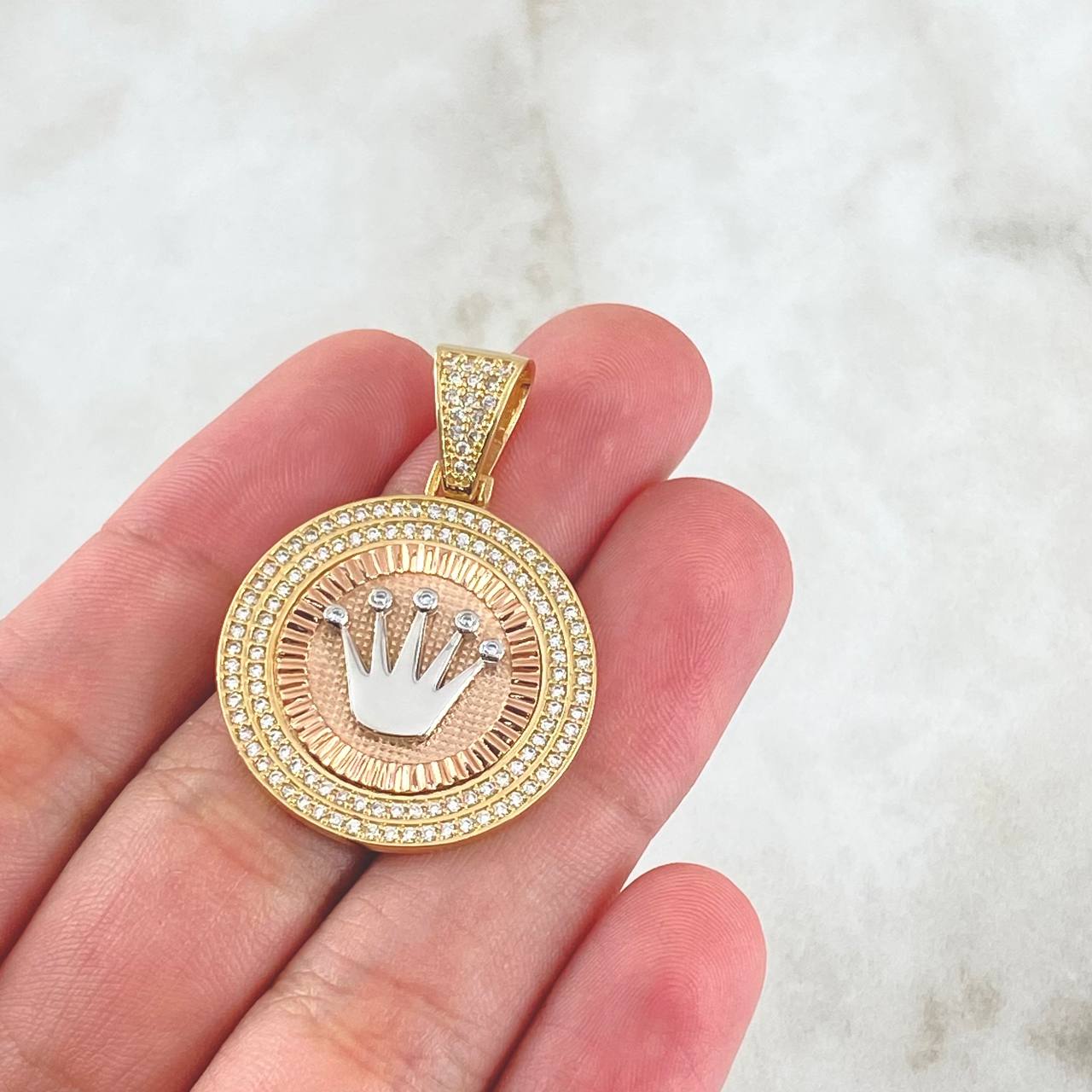 Dije Medalla Corona RX 7gr / 3.7cm / Circones Blancos Tres Oros 18K