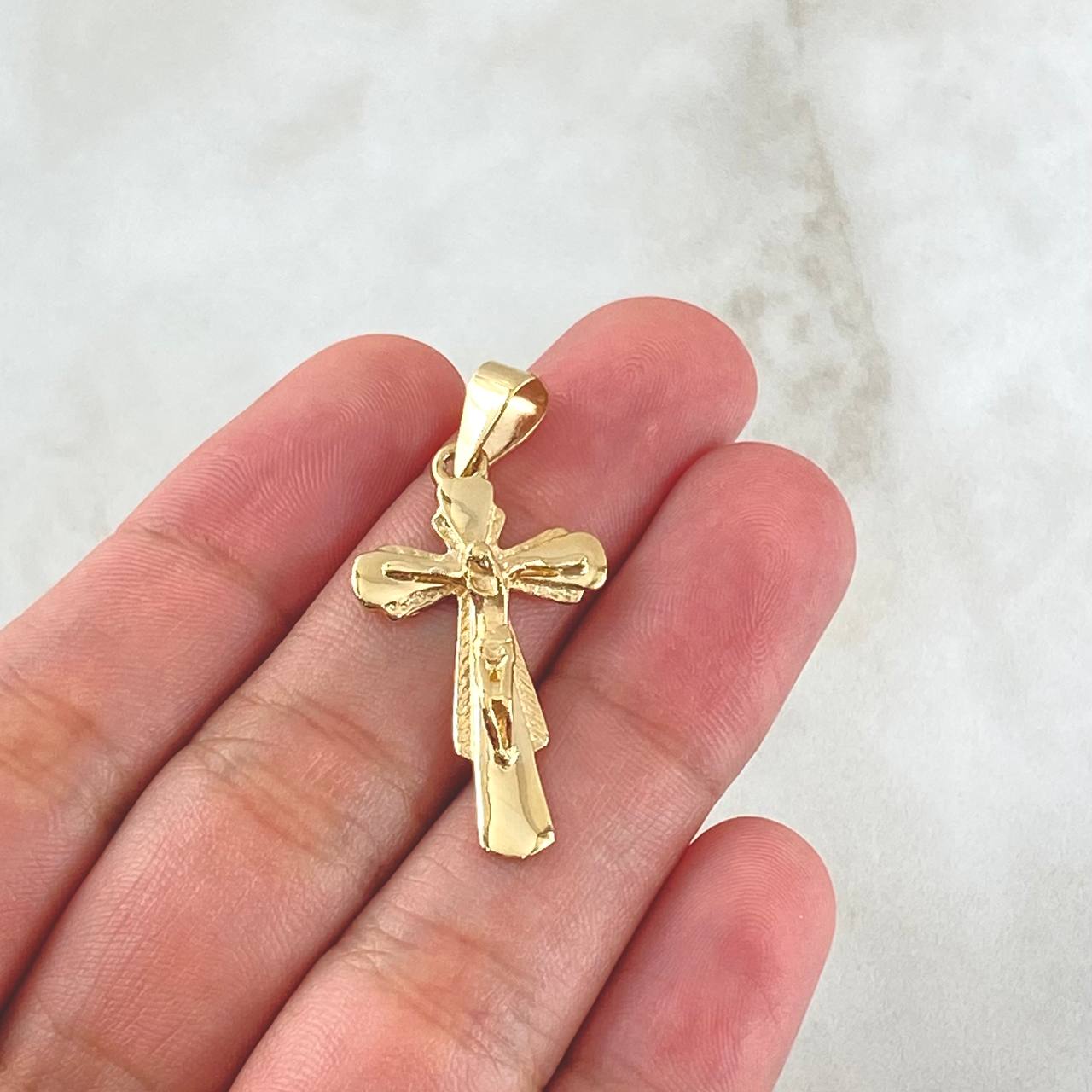 Dije Cruz Cristo 2.9gr / 3.7cm / Bordeado Oro Amarillo 18K