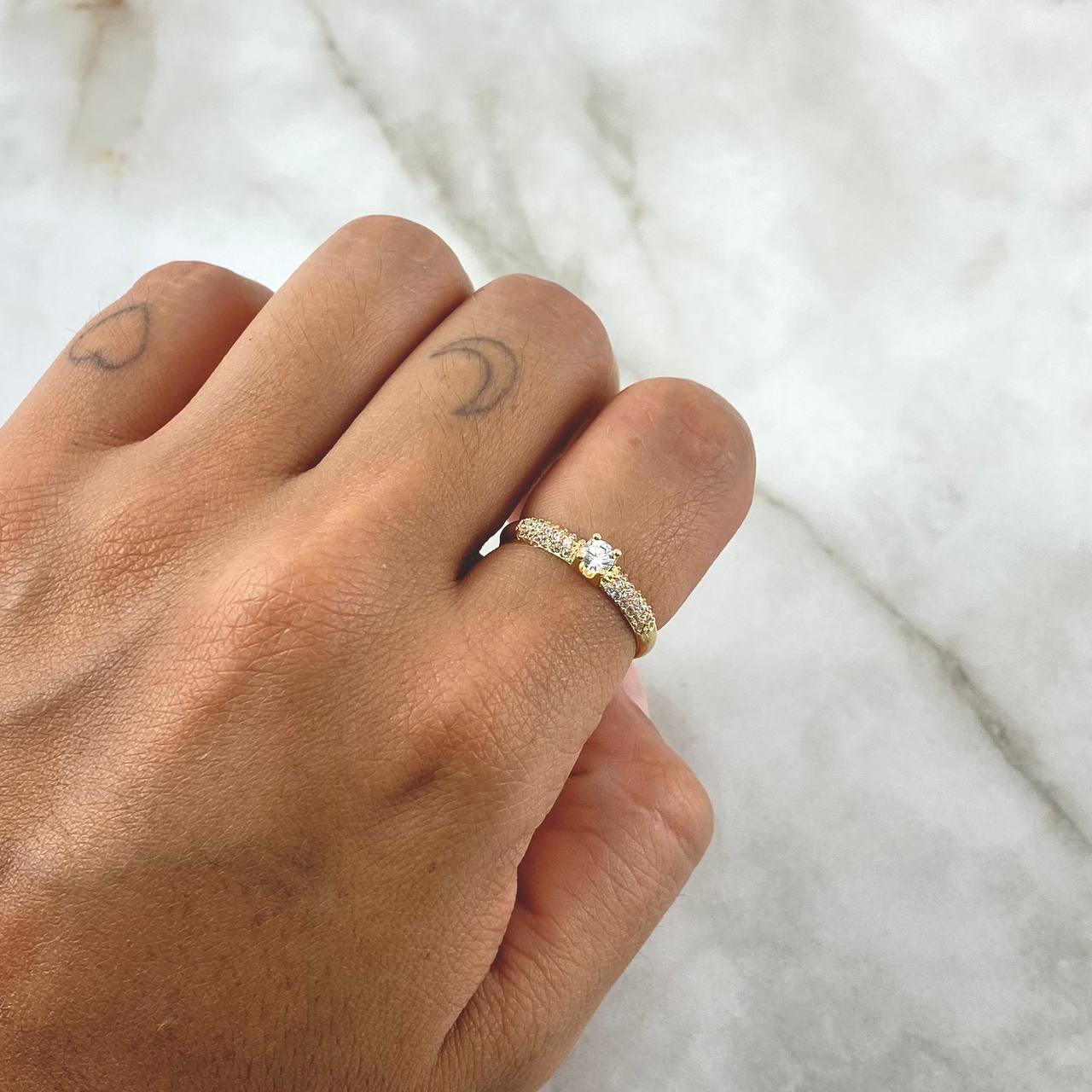 Anillo Solitario Abultado 2.35gr / T7 1/4 / Circones Blancos Oro Amarillo 18K