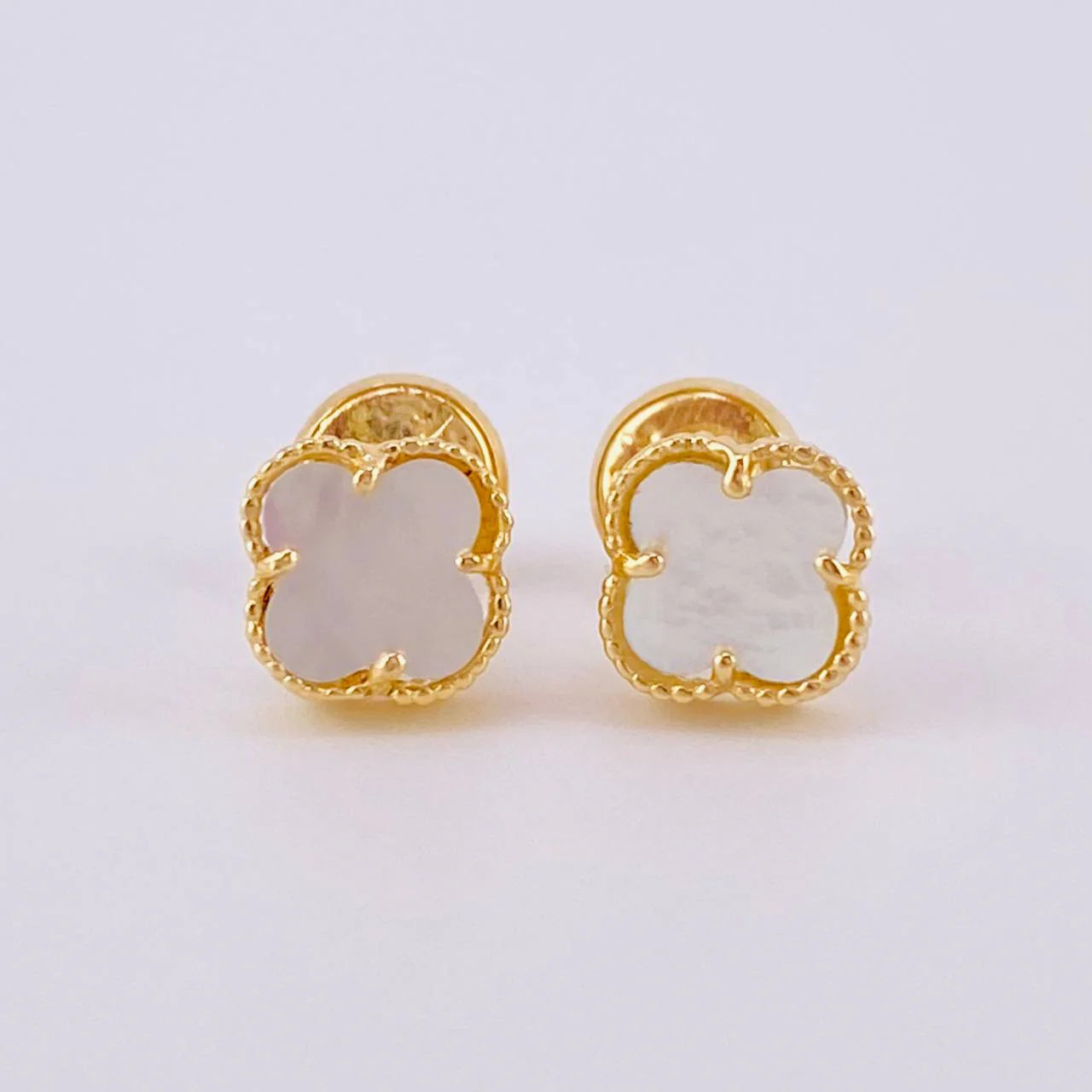 Topos Trébol Nacar Blanco 1.3 g / 6.3 mm Oro Amarillo 18K