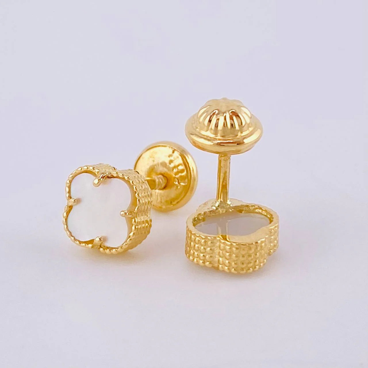 Topos Trébol Nacar Blanco 1.35 g / 6.3 mm Oro Amarillo 18K