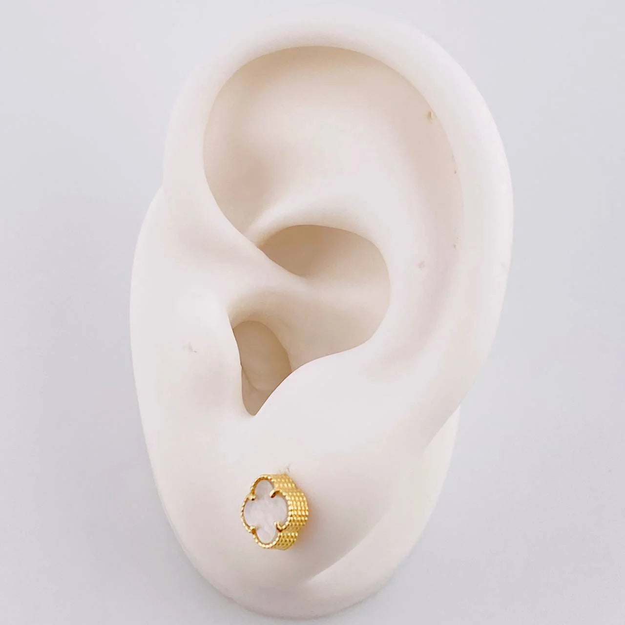 Topos Trébol Nacar Blanco 1.3 g / 6.3 mm Oro Amarillo 18K