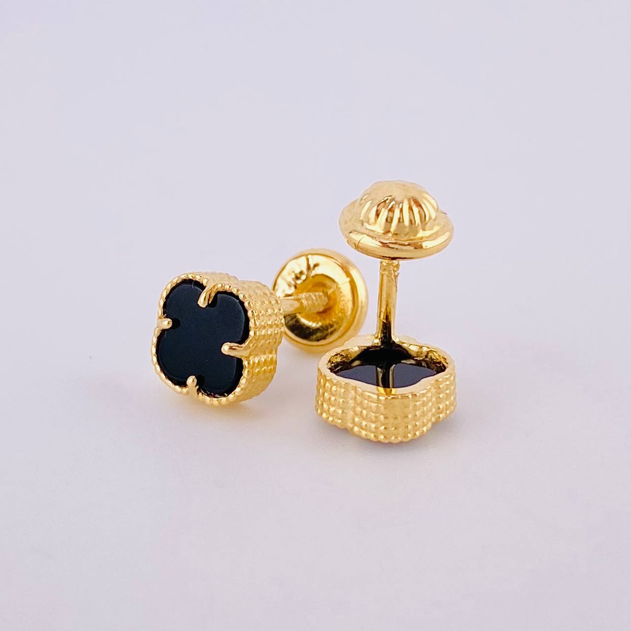 Topos Trebol Onix Negro 1.3 g / 6.3 mm Oro Amarillo 18K
