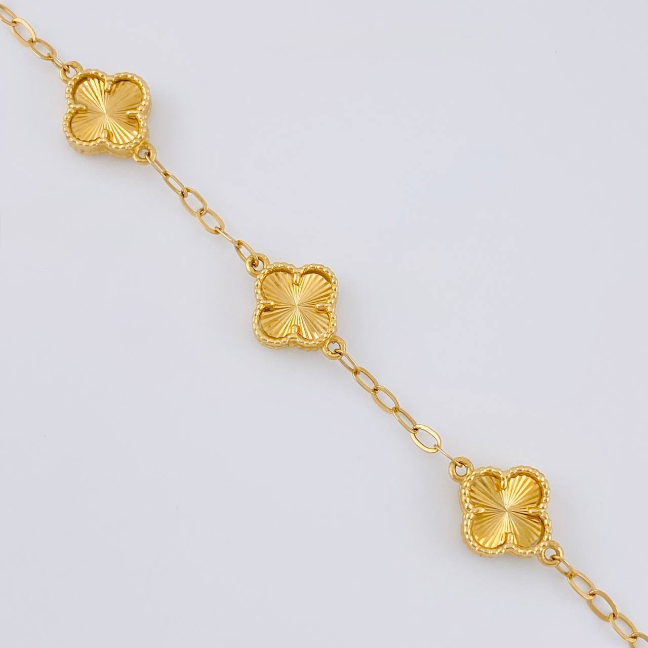 Pulso Trebol Nacar Blanco Diamantado 4.15gr / 17.5cm-19.5cm / 10mm Oro Amarillo Nac.Esp. 18K