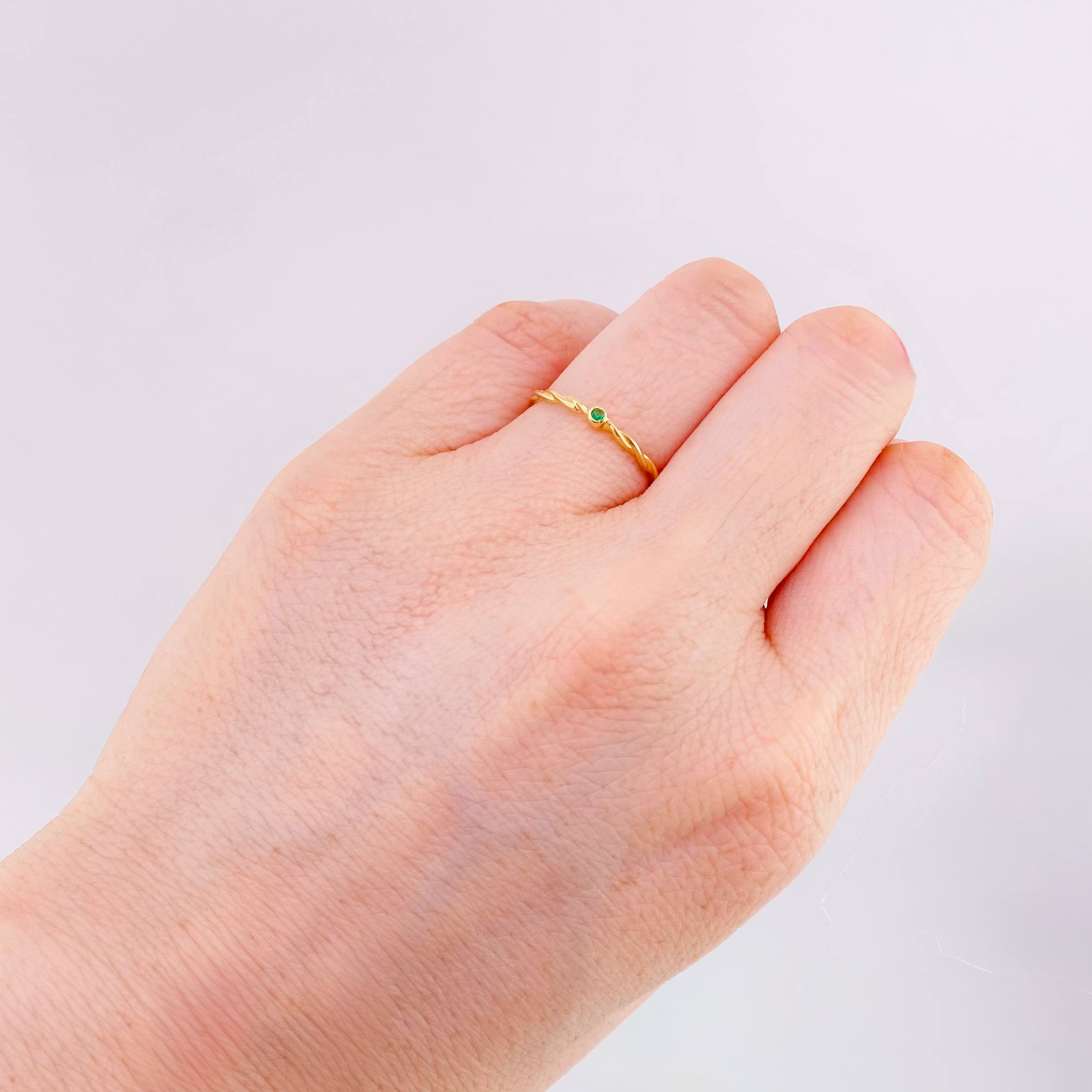 Anillo Trenzado Esmeralda 1pts 0.95gr / T6 3/4 / Oro Amarillo 18K