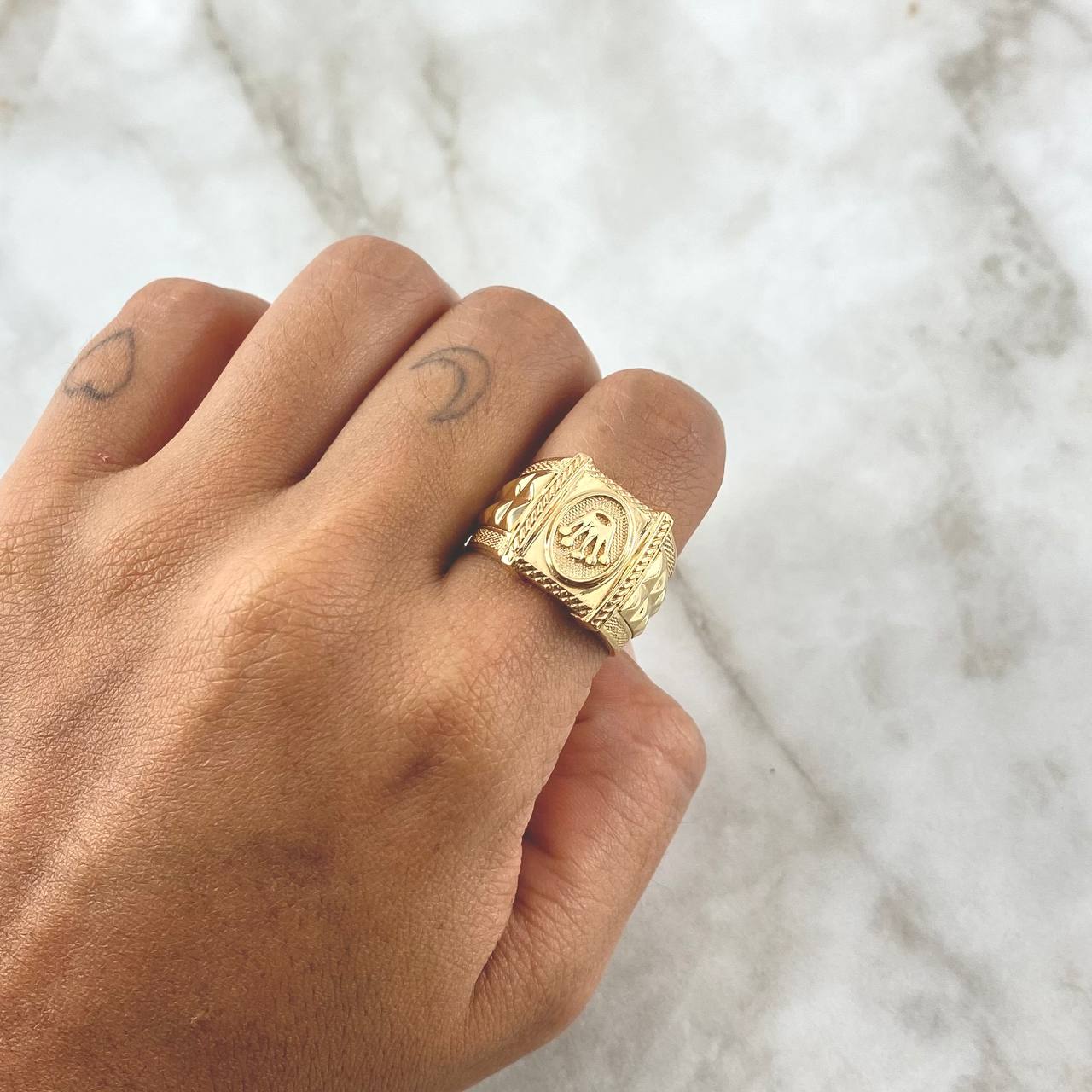 Anillo Corona RX Rectangular 6.8gr / T9 / Texturizado Oro Amarillo 18K ©