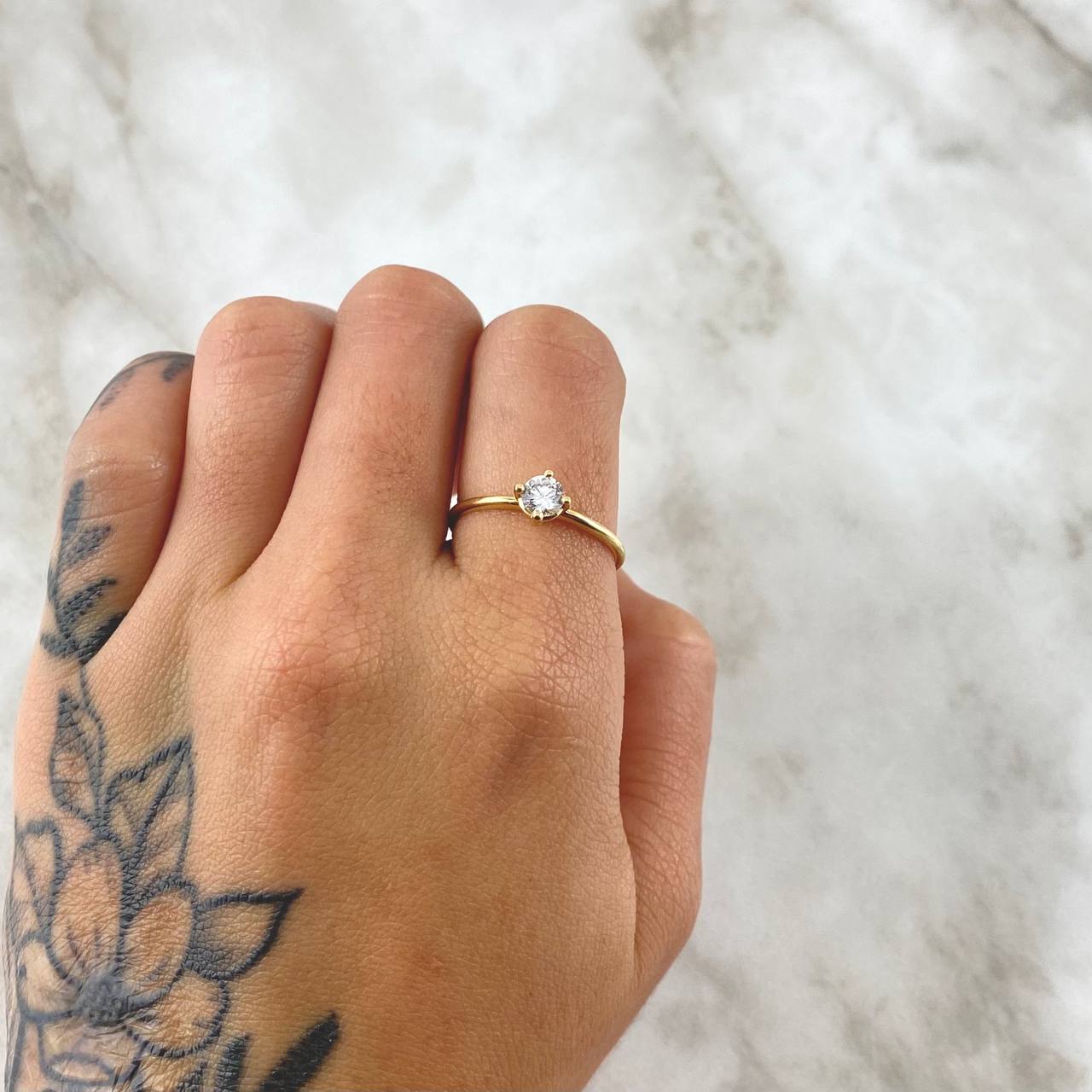 Anillo Solitario Tenue 1.6gr / T6 1/2 / Circon Blanco Oro Amarillo 18K ©
