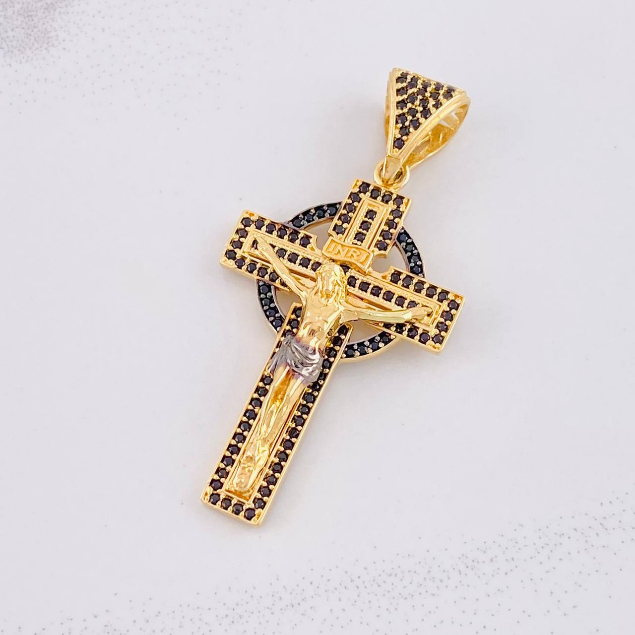 Dije Cruz Cristo Onyx 6.6g / 4.6cm Dos Oros Negro Amarillo 18K