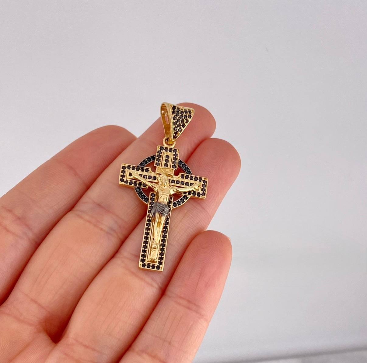 Dije Cruz Cristo Onyx 6.6g / 4.6cm Dos Oros Negro Amarillo 18K