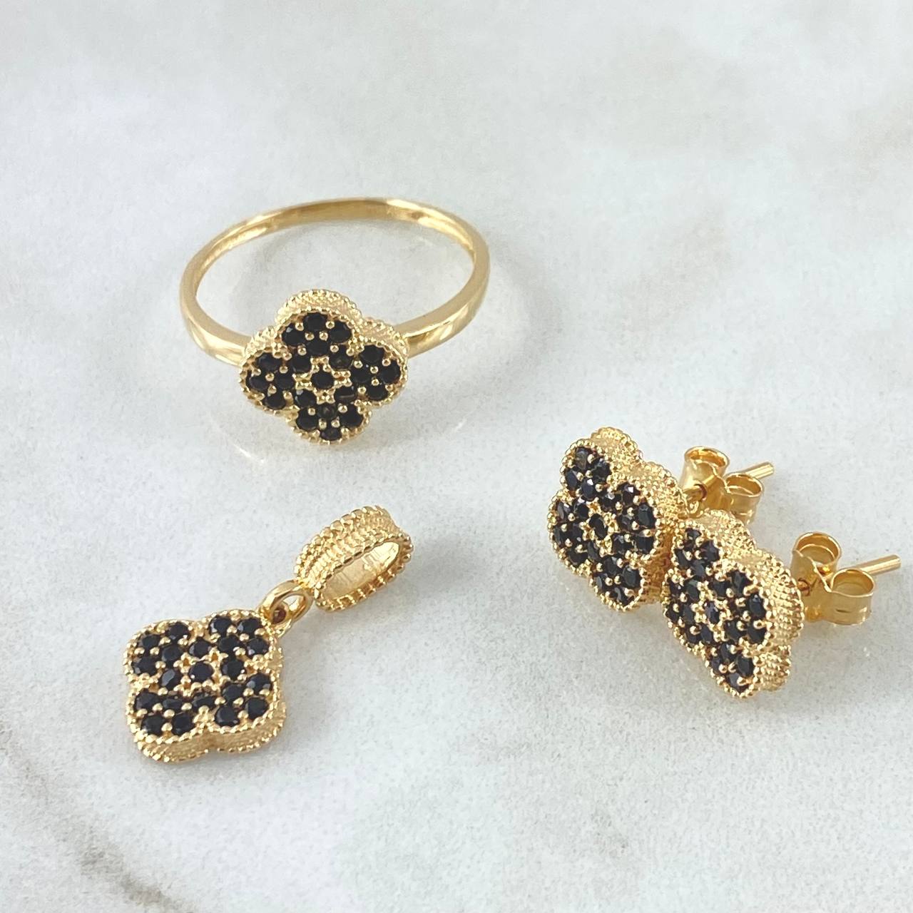 Set Trébol VCyA 6.75gr / Dije 2.1cm - Topos 9mm - Anillo T7 3/4 / Circones Negros Oro Amarillo Nac.Esp. 18K ©