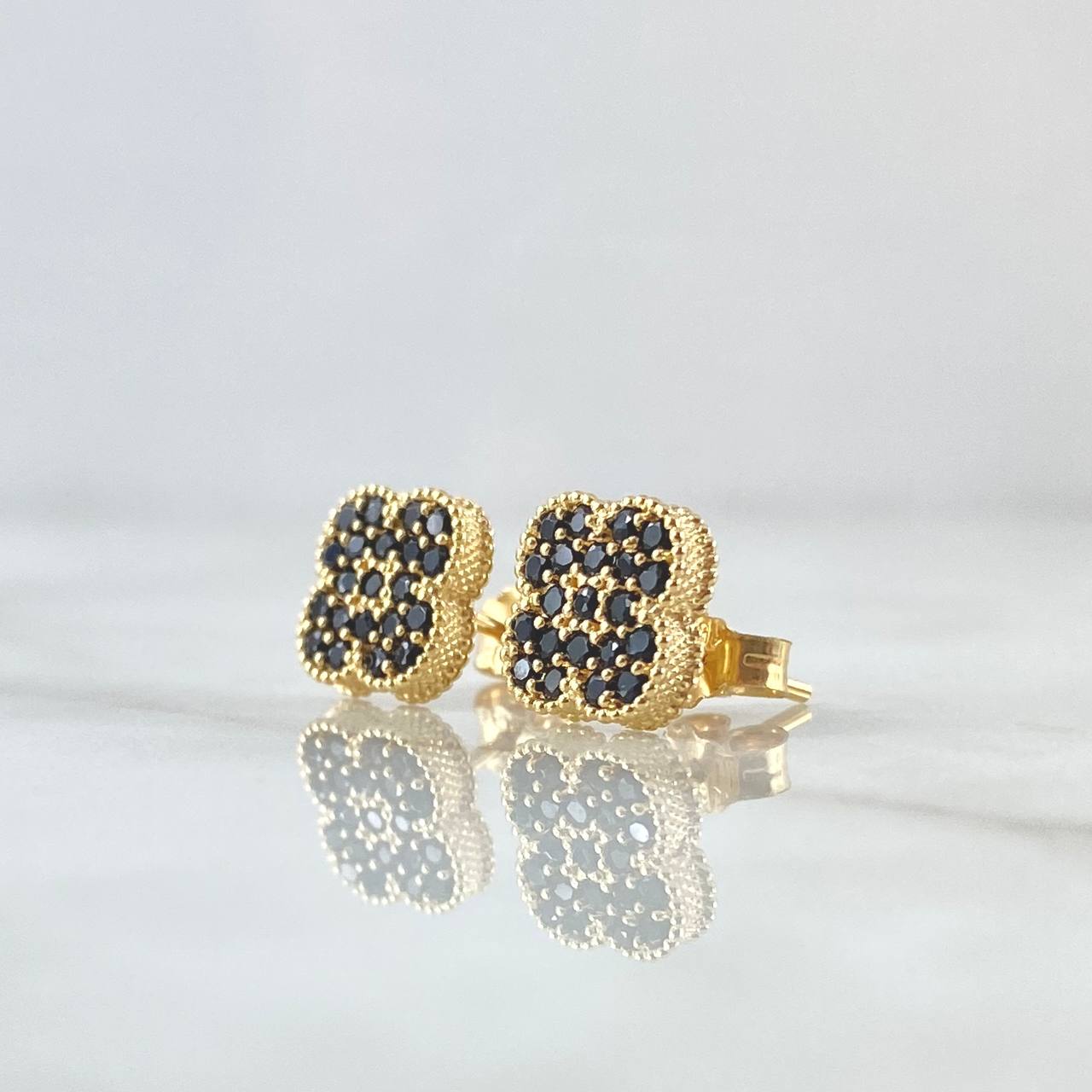 Set Trébol VCyA 6.75gr / Dije 2.1cm - Topos 9mm - Anillo T7 3/4 / Circones Negros Oro Amarillo Nac.Esp. 18K ©