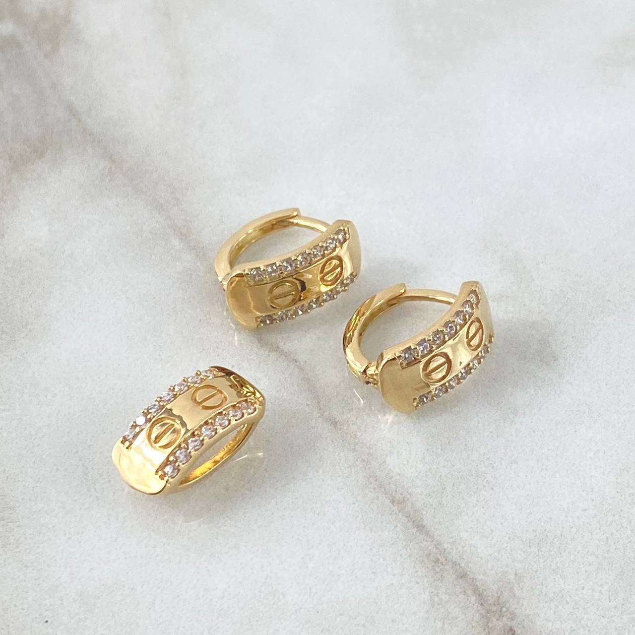 Set Rectangulo Tornillo 5.95gr / Dije Sin Cargador 1.4cm - Candongas 1.4cm / Circones Blancos Oro Amarillo 18K ©