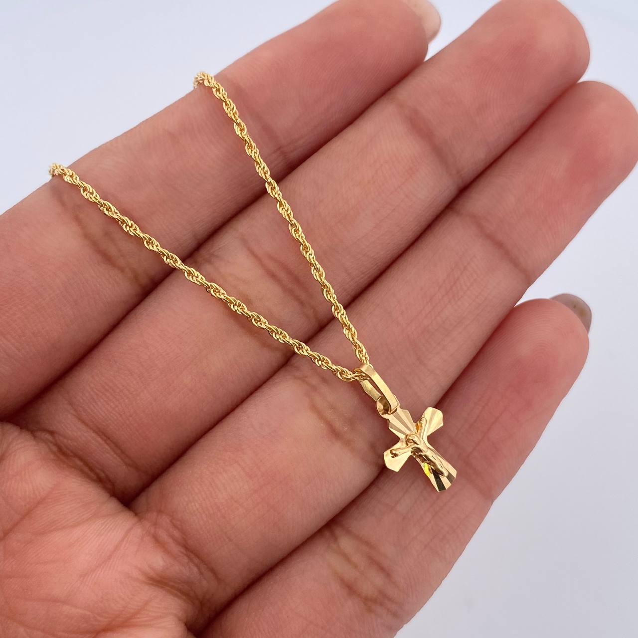 Set Cadena Lazo 1gr / 50cm / 1.1mm + Dije Cruz Cristo 0.5gr / 1.5cm Diamantado Oro Amarillo 18K (Oferta) $