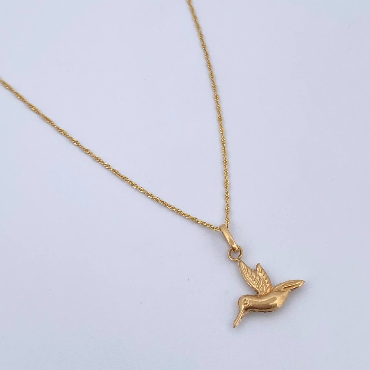 Set Cadena Singapur 1.1gr / 45.1cm / 0.8mm + Dije Colibri 0.5gr / 1.6cm Troquelado Oro Amarillo 18K (Oferta) $