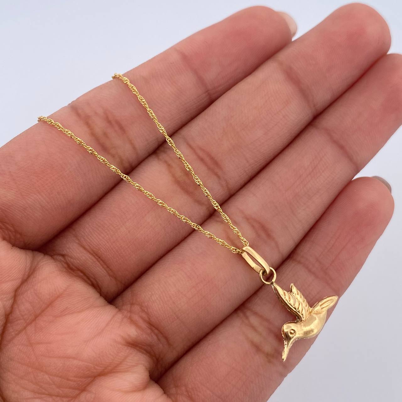 Set Cadena Singapur 1.1gr / 45.1cm / 0.8mm + Dije Colibri 0.5gr / 1.6cm Troquelado Oro Amarillo 18K (Oferta) $