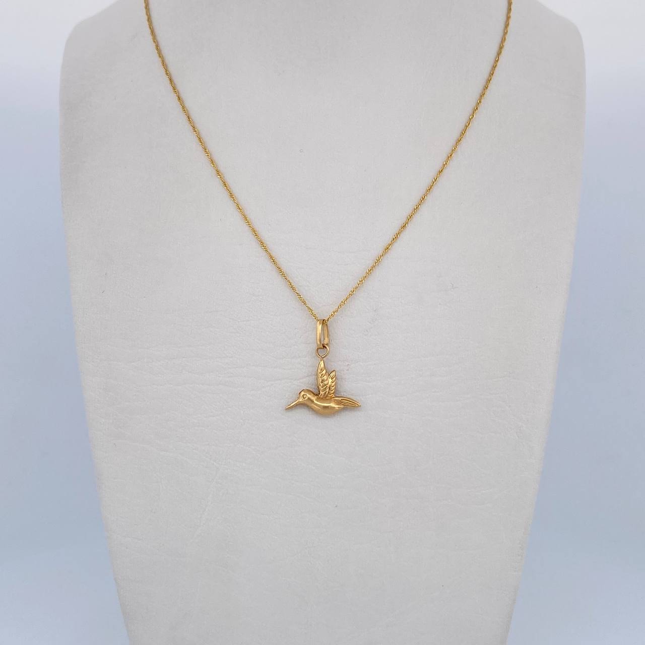 Set Cadena Singapur 1.1gr / 45.1cm / 0.8mm + Dije Colibri 0.5gr / 1.6cm Troquelado Oro Amarillo 18K (Oferta) $