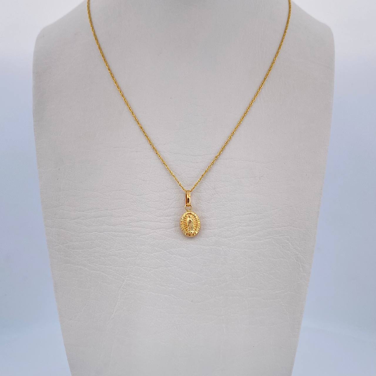 Set Cadena Singapur 1.1gr / 49.7cm 0.7mm + Dije Virgen Guadalupe 0.4gr / 1.5cm Troquelado Oro Amarillo 18K (Oferta) $