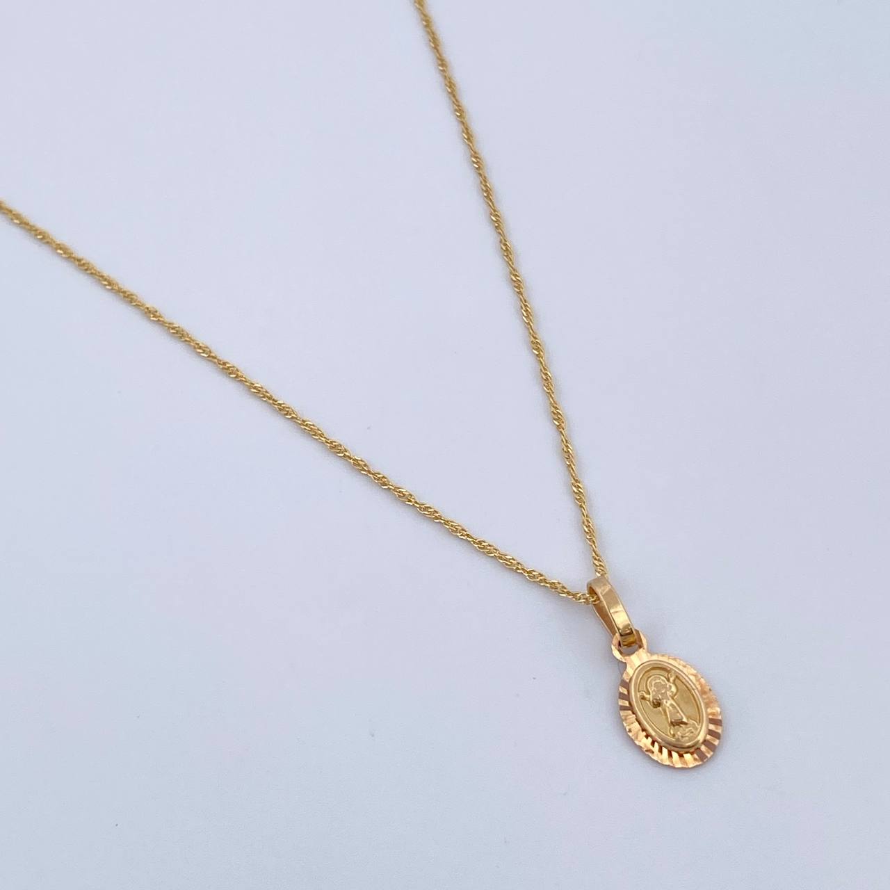 Set Cadena Singapur 1.05gr / 45cm / 0.7mm + Dije Divino Niño 0.65gr / 1.4cm Diamantado Oro Amarillo 18K (Oferta) $