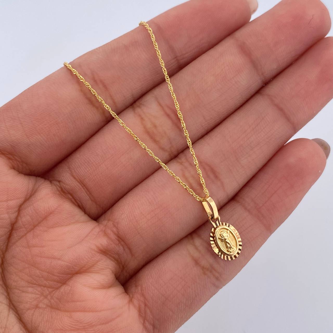 Set Cadena Singapur 1.05gr / 45cm / 0.7mm + Dije Divino Niño 0.65gr / 1.4cm Diamantado Oro Amarillo 18K (Oferta) $